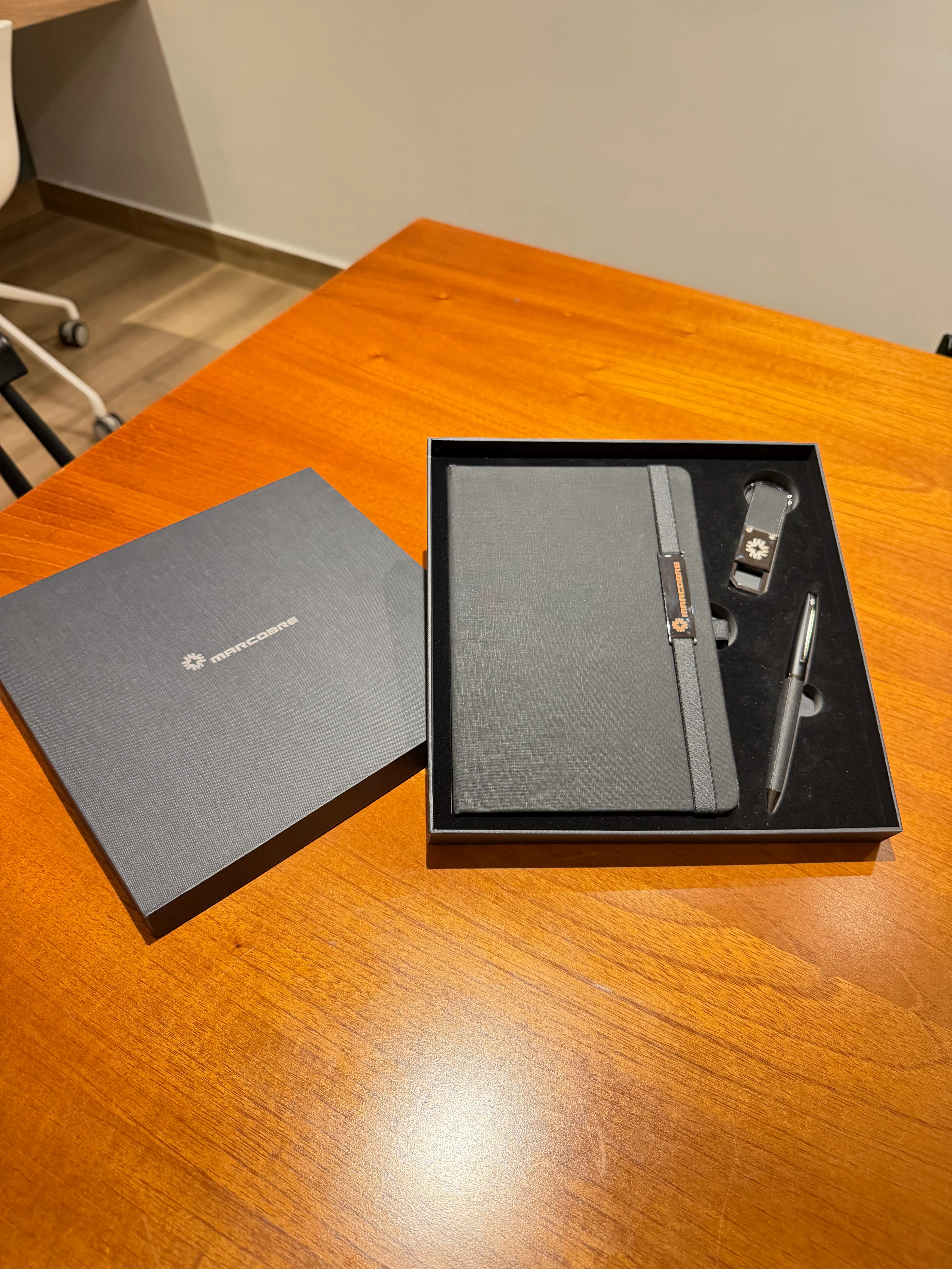 The Signature BOXIA caja de regalo corporativo premium personalizada